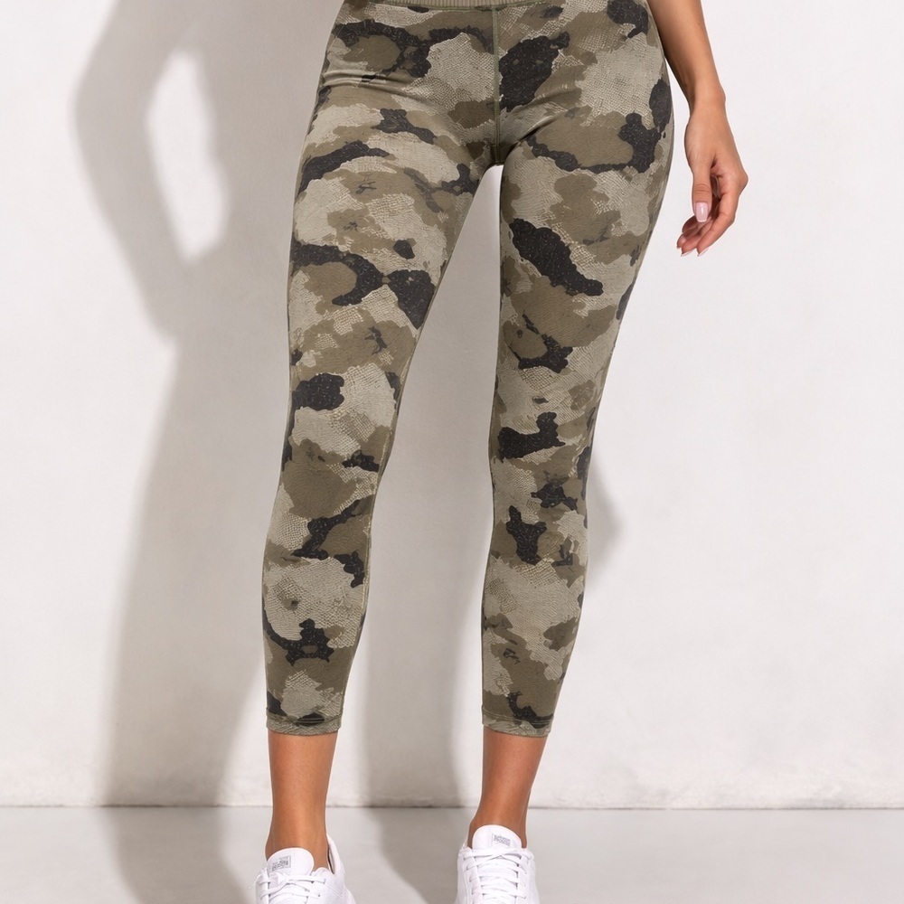 Avocado Made in USA Camo High Rise 7/8 Leggings Olive Green Small Estimated